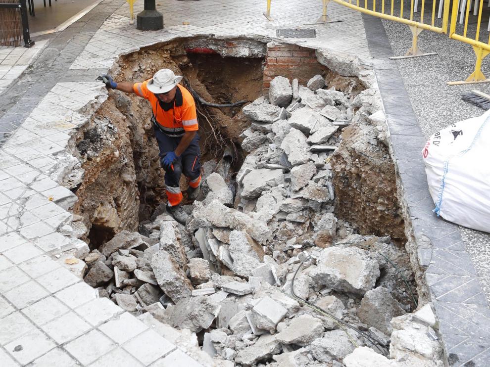 Socavón en la calle Verónica de Zaragoza