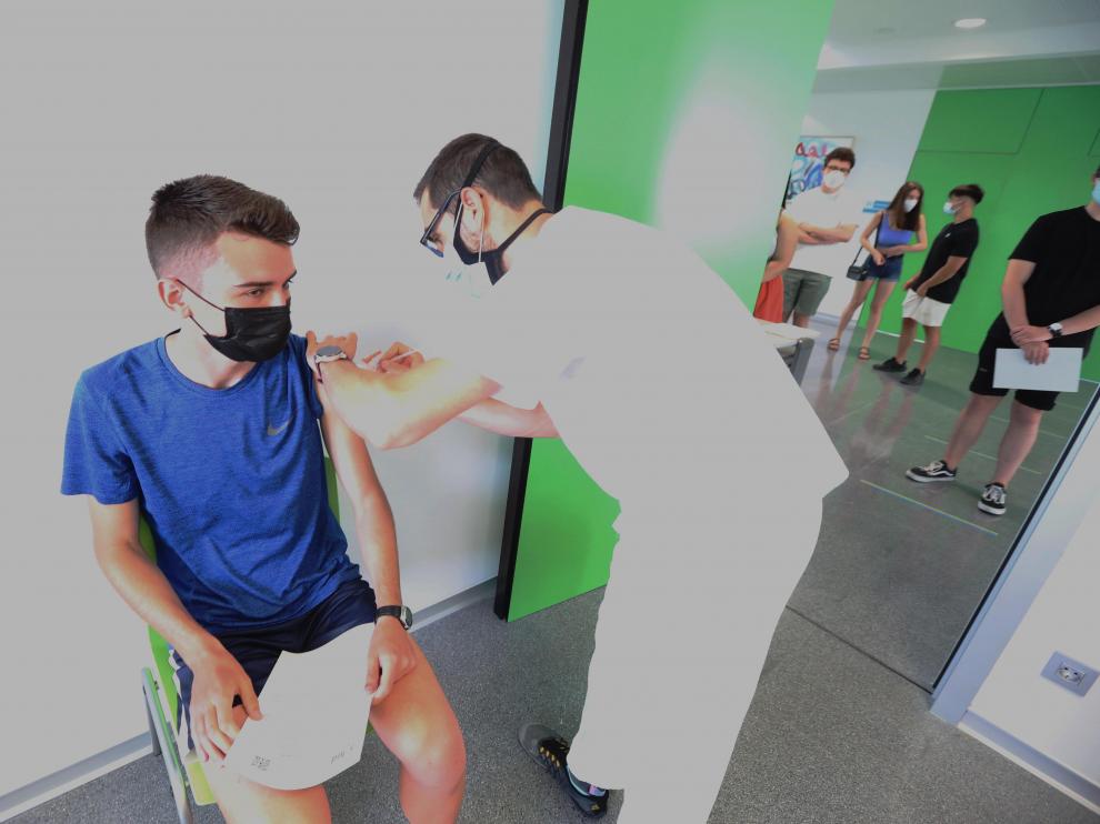 Vacunación en el centro de salud Los Olivos de Huesca.