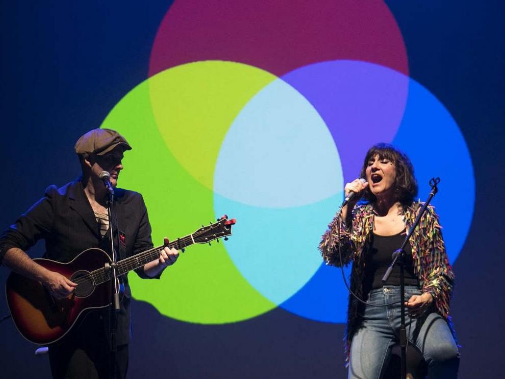 El dúo Amaral (Eva Amaral y José Aguirre) con su gira Salto al color en Zaragoza.