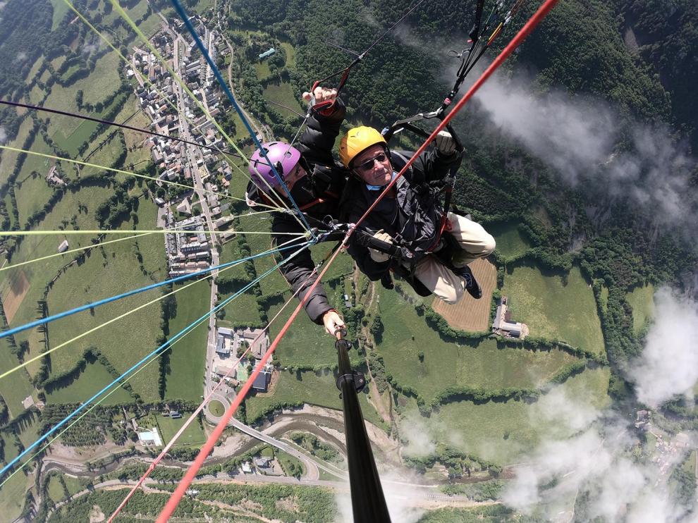 Pepe Collado, en su experiencia de vuelo en parapente en Castejón de Sos.