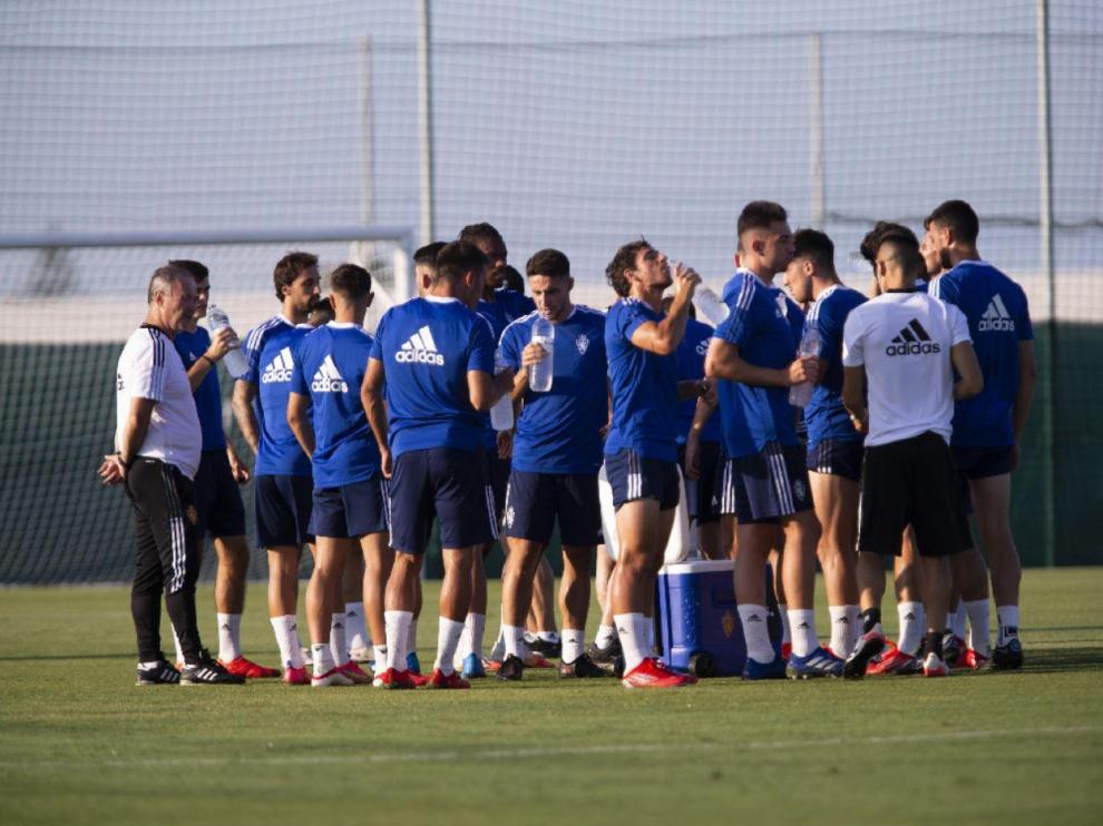 Los jugadores y técnicos del Real Zaragoza se refrescan durante la sesión preparatoria en el Pinatar Arena de San Pedro.