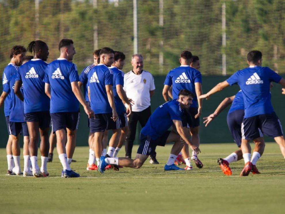 Jim, sonriente, con los jugadores en el campo del Pinatar Arena.