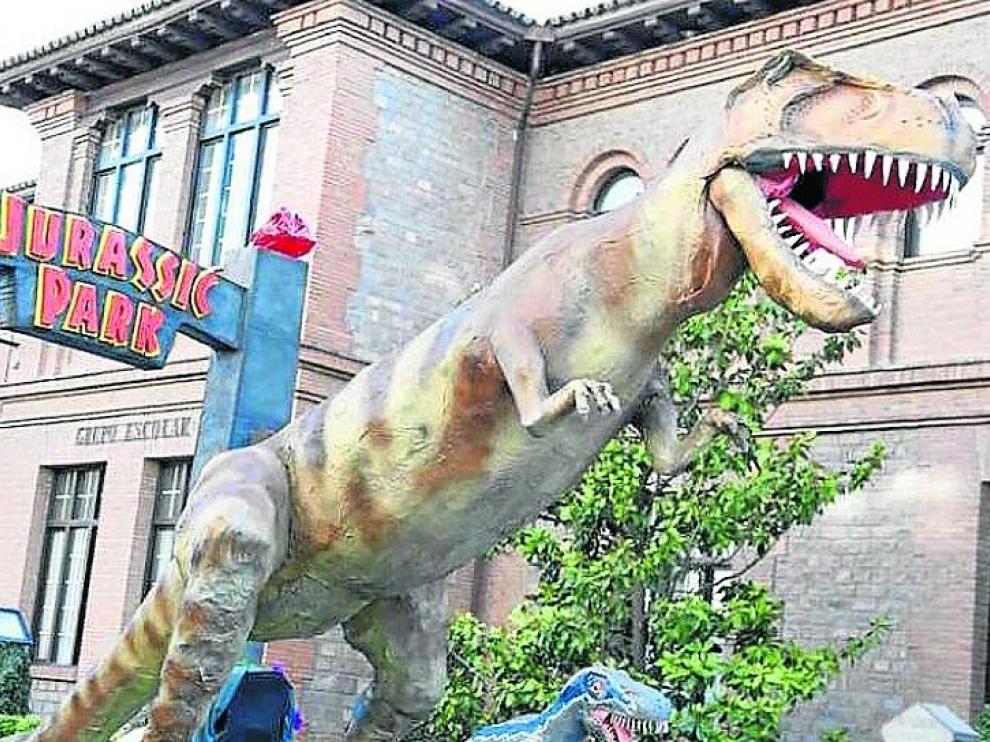 Carroza de Jurassic Park premiada en las fiestas de La Almunia de 2019.