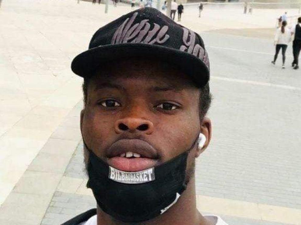 Mouhamed Diouf, el hombre que salvó la vida a un señor de 72 años que cayó a la ría de Bilbao por un desvanecimiento.
