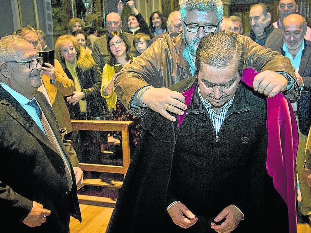 El preboste saliente cede la custodia de la imagen del santo, la vara y la reliquia al preboste entrante.