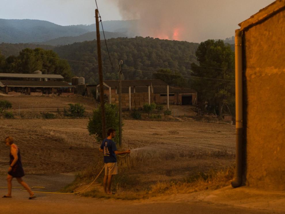 El incendio visto desde uno de los municipios confinados a causa del fuego de Santa Coloma de Queralt, el domingo.