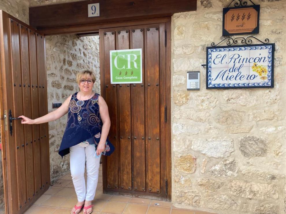 Montse Gascón regenta la casa rural El Rincón del Mielero, en Fuendetodos.