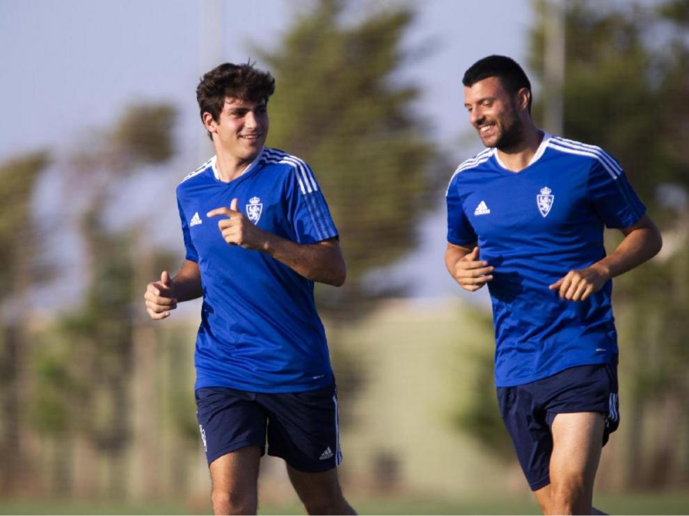 Haris Vuckic, a la derecha, junto a Iván Azón en el inicio del entrenamiento.