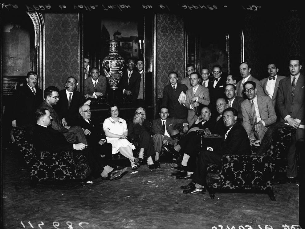 En el centro, sentados, Manuel Azaña, Clara Campoamor y Ramón María de Valle-Inclán, en la tertulia de la Cacharrería del Ateneo de Madrid. Fotografía que forma parte de la exposición organizada por la Biblioteca Nacional