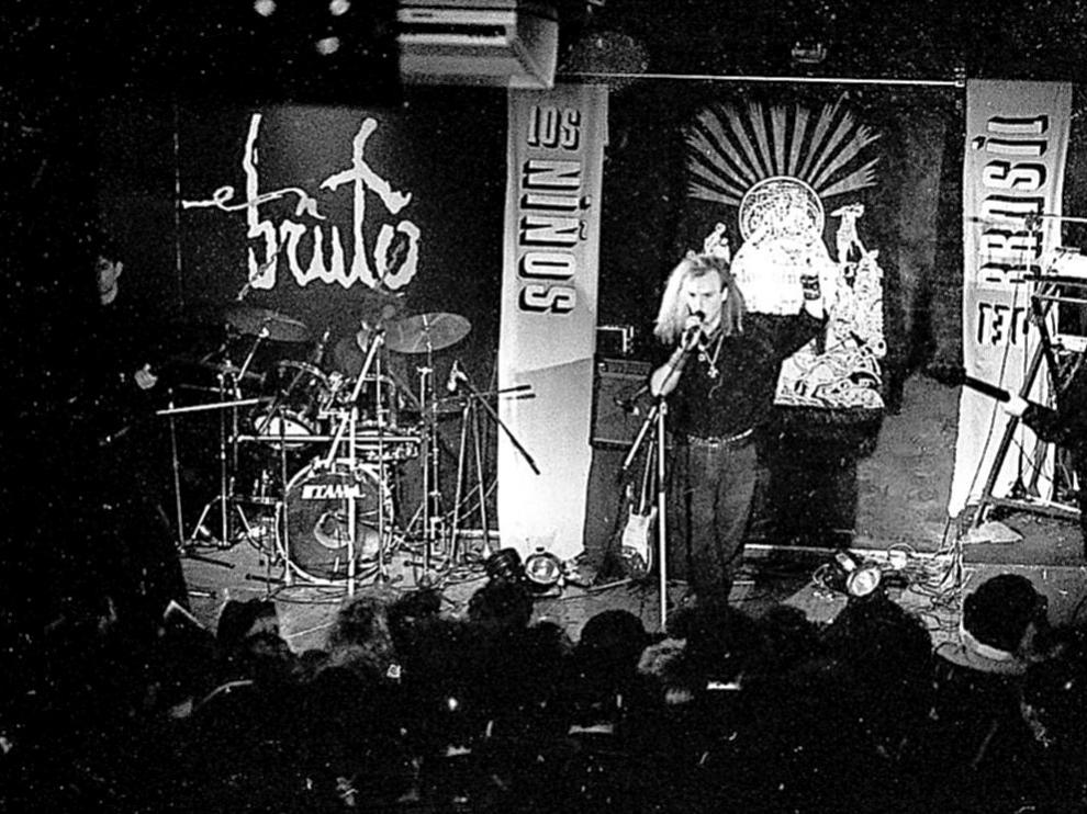 Actuación de Niños del Brasil en abril de 1988, en la sala En Bruto.