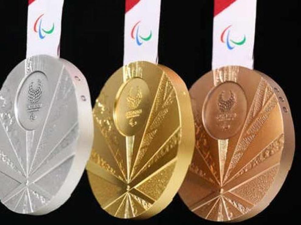 Así son las medallas de plata, oro y bronce, respectivamente, de Tokio 2020