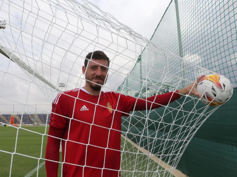Cristian Álvarez, en una de las porterías del Pinatar Arena, posa para HERALDO DE ARAGÓN.