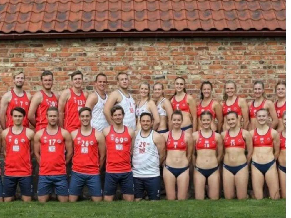Equipos masculino y femenino de balonmano playa de Noruega.