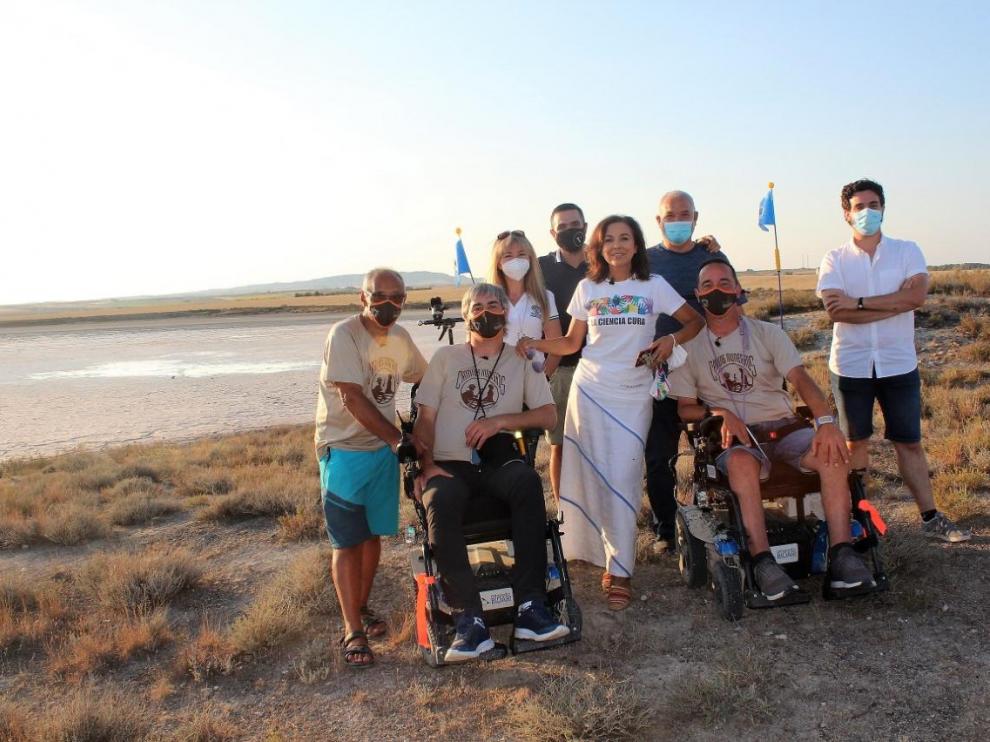 Isabel Gemio, en el centro, con Rubén  Zulueta, José Ignacio Fernández y otros miembros de la iniciativa Caminus Monegros, este lunes en la laguna de Bujaraloz.