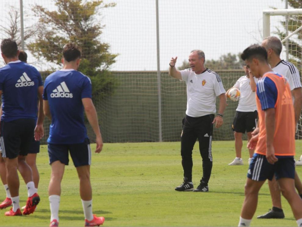 Jim da consignas a los jugadores en un ensayo en el Pinatar.