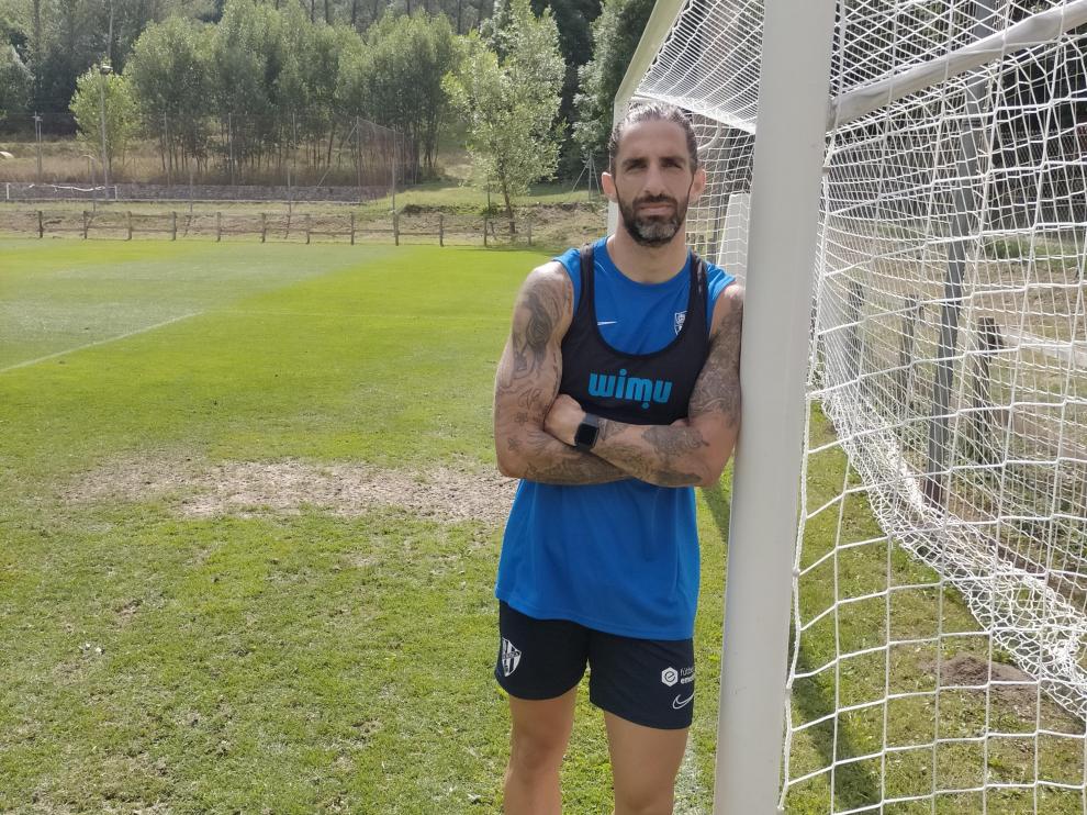 Marc Mateu, apoyado en una portería en Benasque.