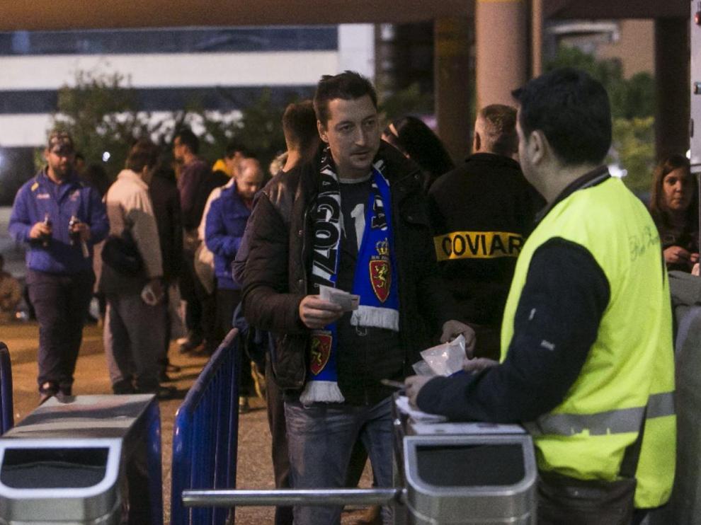 Imagen de antes de la pandemia: la afición entrando con sus entradas y carnets de socio por los tornos de La Romareda.