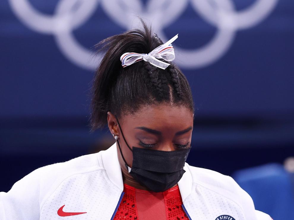Simon Biles abandona la final por equipos de gimnasia artística por una lesión
