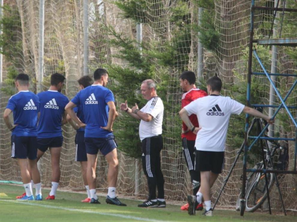 Vuckic habla con Jim al inicio del entrenamiento del equipo.