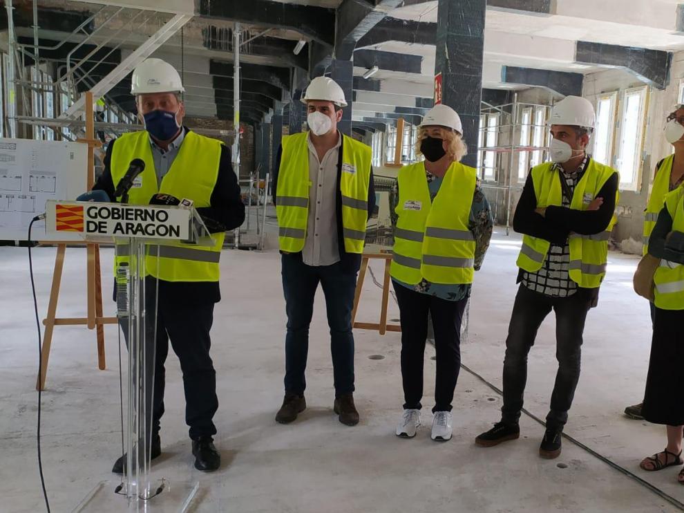 El consejero José Luis Soro, a la izquierda, en el acto simbólico de inicio de obras para convertir la estación de Canfranc en hotel.