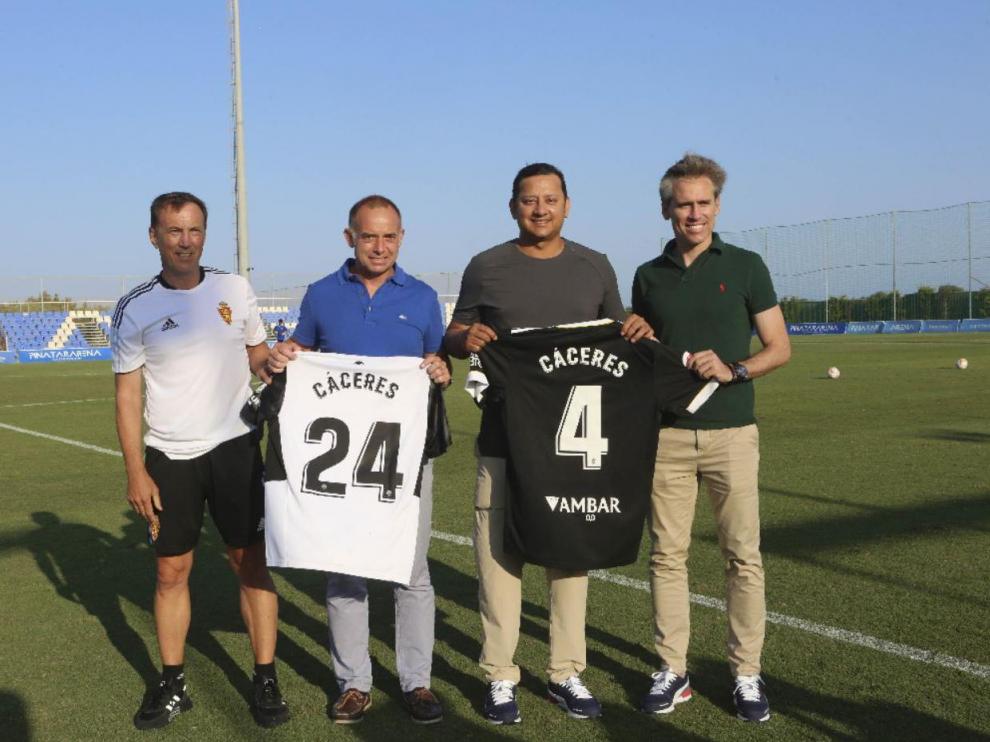 Christian Lapetra, el presidente del Real Zaragoza, este miércoles en San Pedro del Pinatar (Murcia), junto a Anil Murthy, consejero delegado del Valencia (y Alberto Belsué y Miguel Ángel Corona), en un recuerdo para Fernando Cáceres.