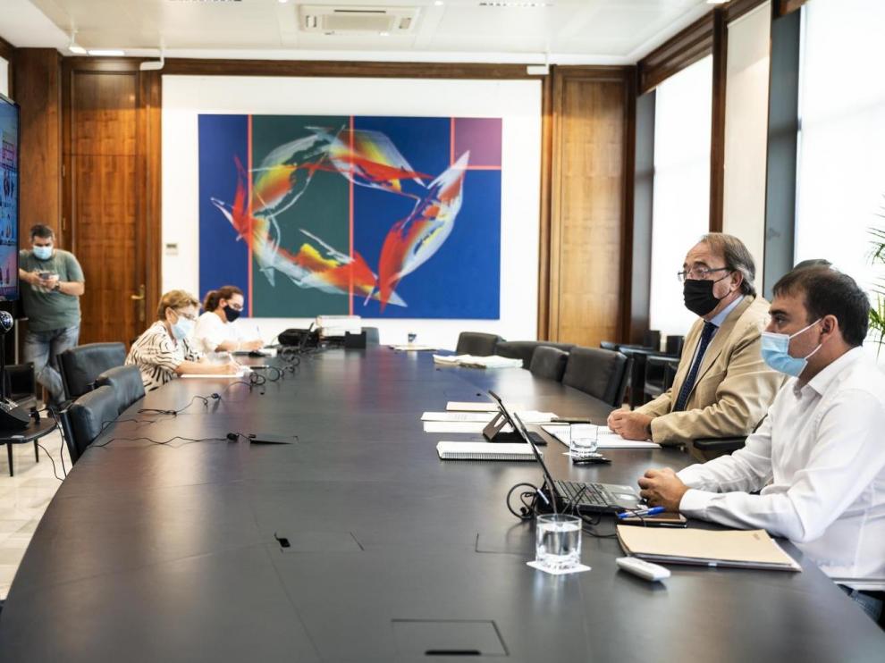 El consejero de Hacienda, Carlos Pérez Anadón (izquierda), y el director general de Presupuestos, Andrés Leal, participaron ayer en el Consejo de Política Fiscal y Financiera desde la sede de la plaza de los Sitios.