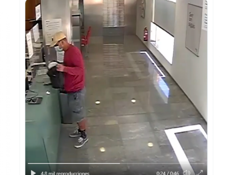 Una captura del vídeo difundido por los Mossos tras la detención del atracador que asaltó cinco bancos en Barcelona.