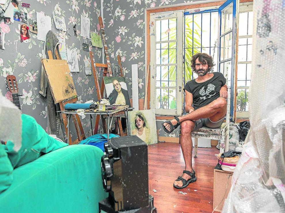El artista zaragozano Paco Lafarga en su estudio, donde también imparte enseñanzas de dibujo y pintura.