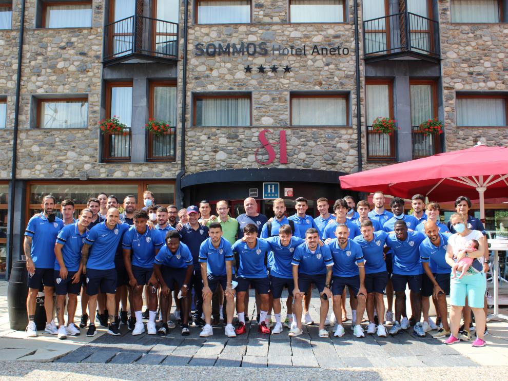La plantilla de la SD Huesca, en el Sommos Hotel Aneto, antes de emprender el regreso a Huesca.