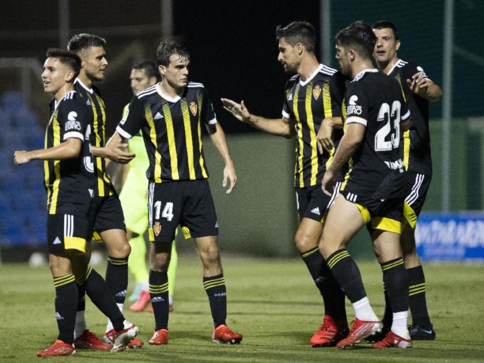 Larrazabal (número 23) y Vuckic, los dos a la derecha de la imagen, celebran el 0-2 conseguido por el Real Zaragoza el pasado sábado ante el Elche en San Pedro del Pinatar.