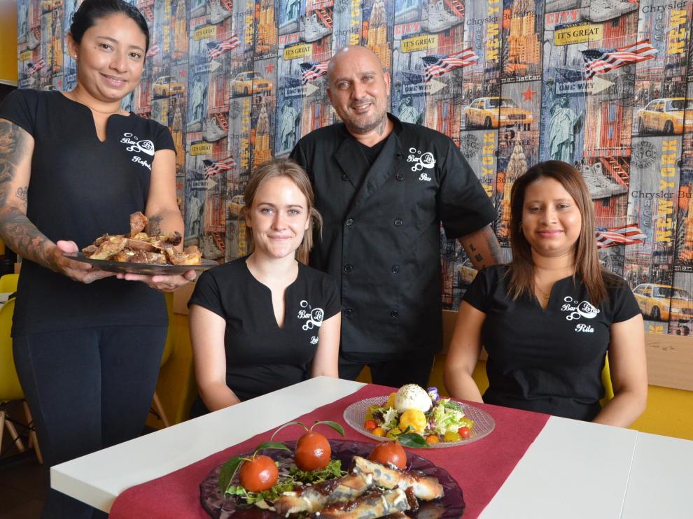 El equipo del bar Loras con algunas de las sugerencias del fin de semana.
