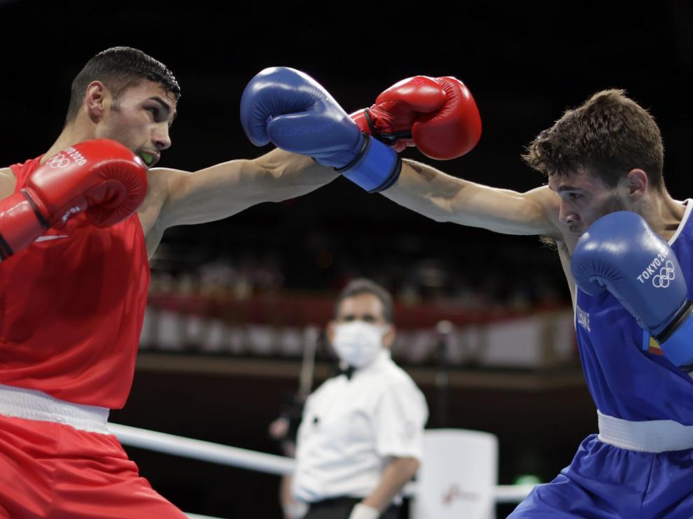 Gabriel Escobar, a la derecha, en pleno combate con Daniel Asenov