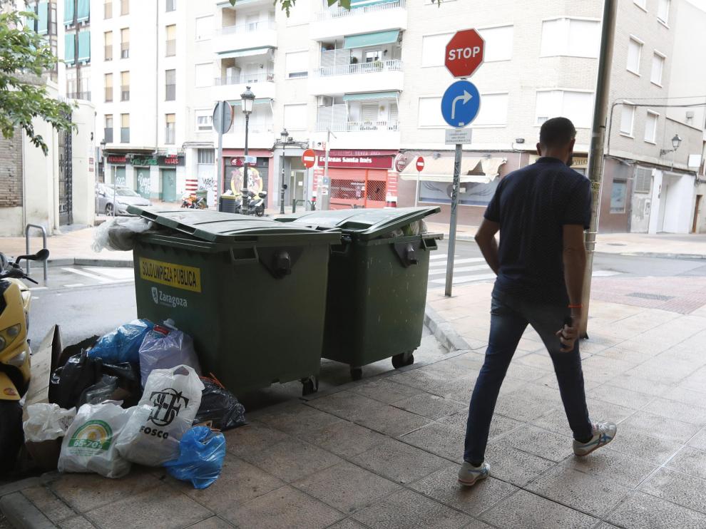 Bolsas de basura amontonadas junto a un contenedor en Boggiero con Santa Inés, este sábado.