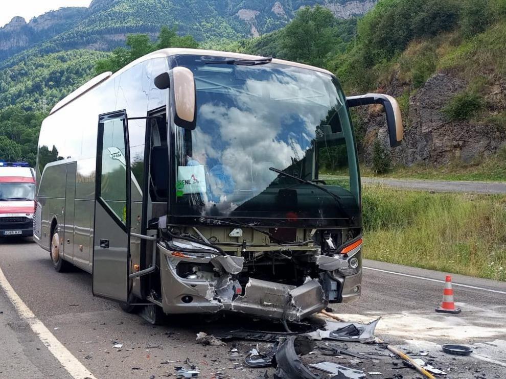 Estado en que ha quedado el autobús tras el choque con el otro vehículo.