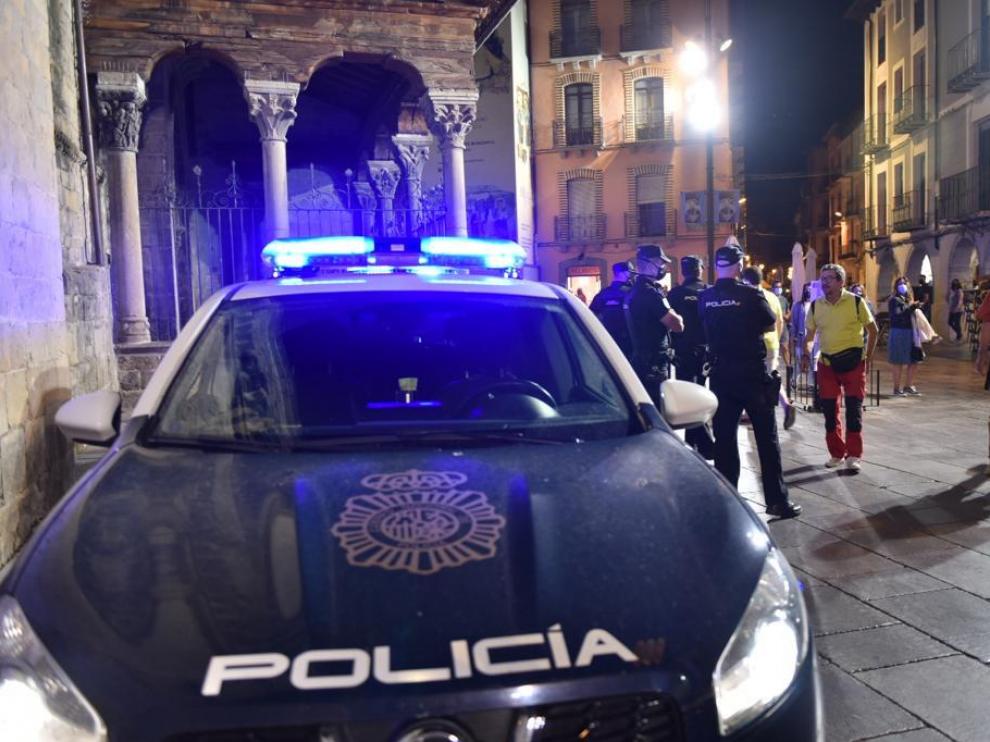 Agentes de la Policía Nacional en un servicio de vigilancia en la catedral de Jaca.