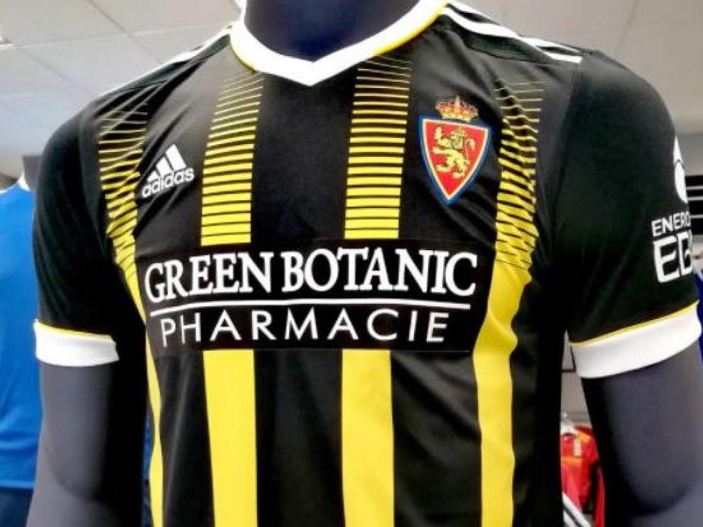 El logo de la nueva marca patrocinadora del Real Zaragoza, ubicado ya sobre la camiseta del segundo uniforme, la avispa, negra y amarilla.