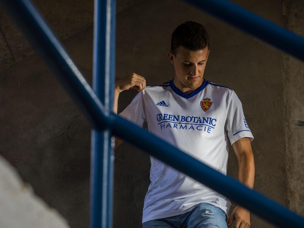 Carlos Nieto, con la nueva camiseta blanca, con detalles azules, del primer uniforme del Real Zaragoza para esta liga 21-22.
