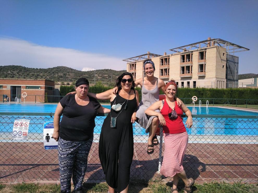 Silvia, Luisa, Sara y Nunu posan en las piscinas de Fonz.