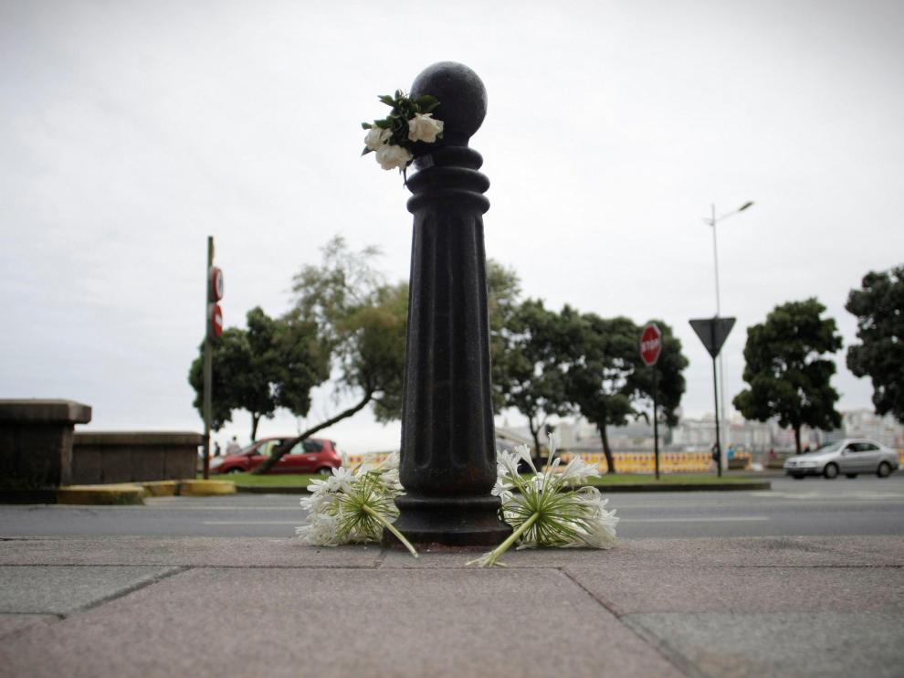 Flores en el lugar donde fue asesinado Samuel Luiz en un linchamiento colectivo, el martes en La Coruña.
