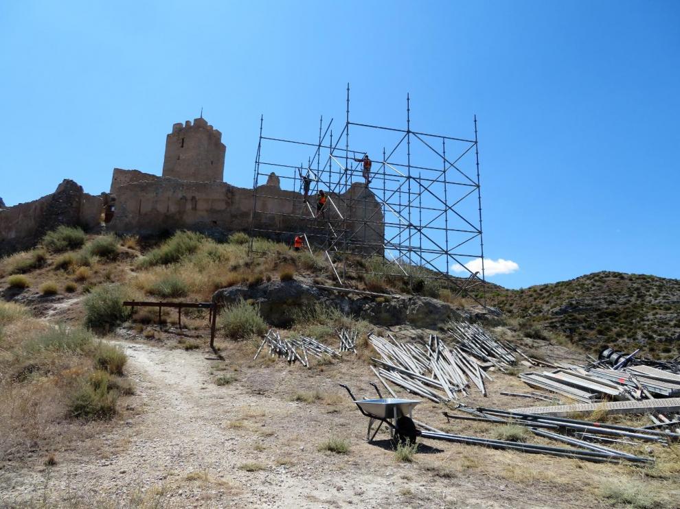 Los andamios se han situado en la zona en la que se va a intervenir.