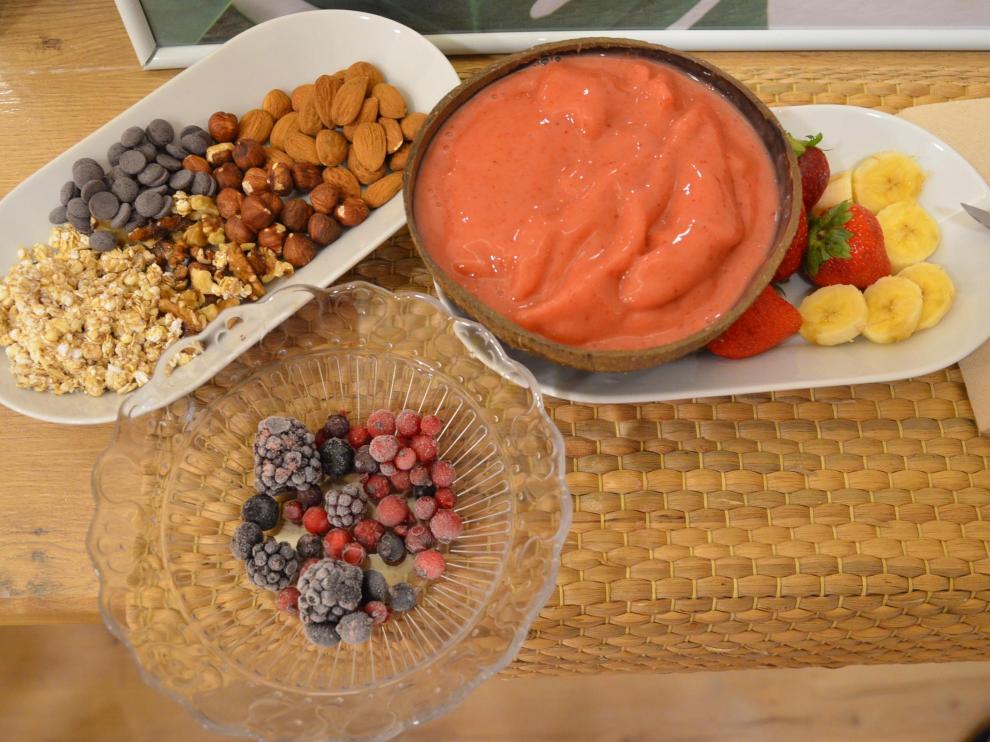 El smoothie bowl lleva fruta fresca y congelada, frutos secos, granola, frutos rojos y chocolate.