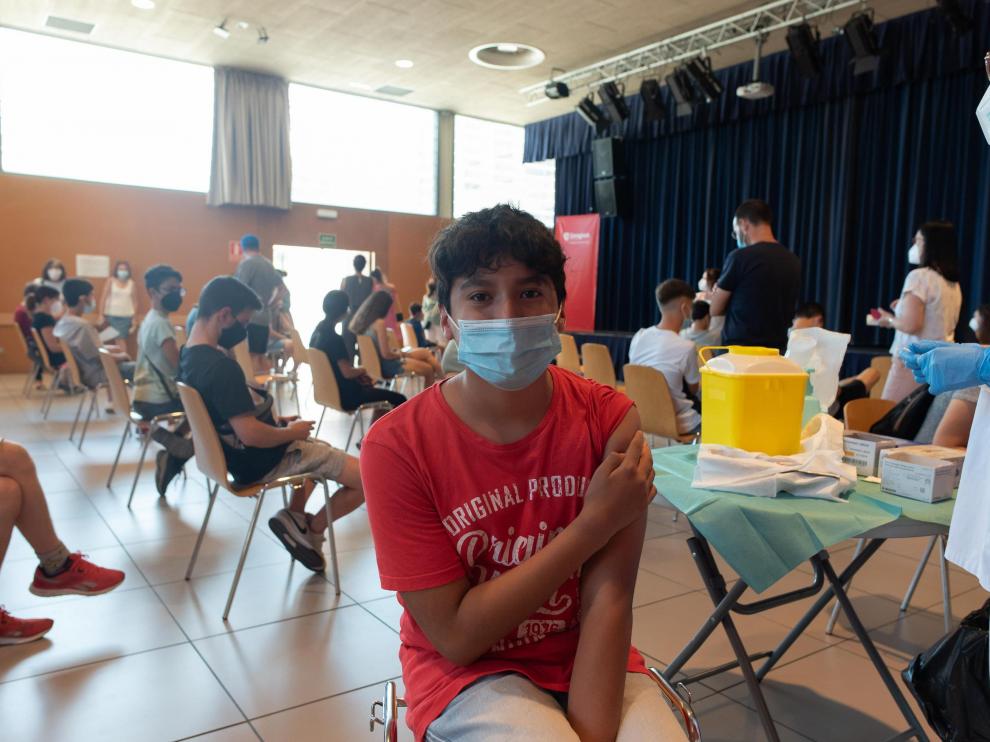 Niños vacunados contra el coronavirus en el centro cívico Universidad de Zaragoza, este jueves.