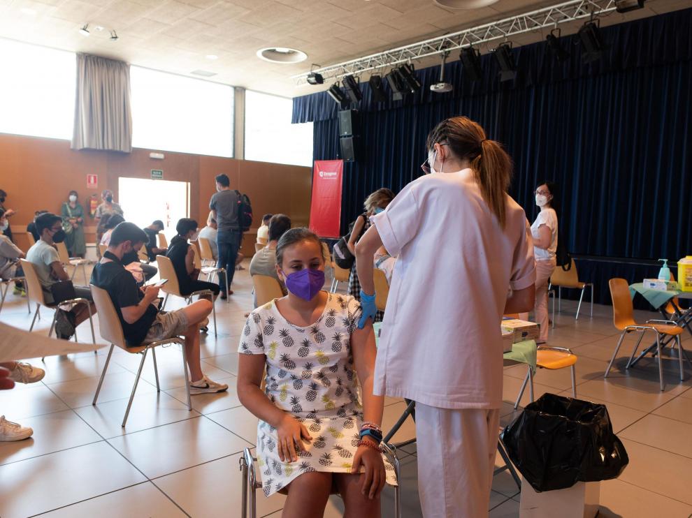 Vacunación de menores en el centro cívico Universidad de Zaragoza