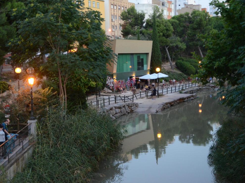La relajante presencia del Canal Imperial es uno de los atractivos de la terraza.