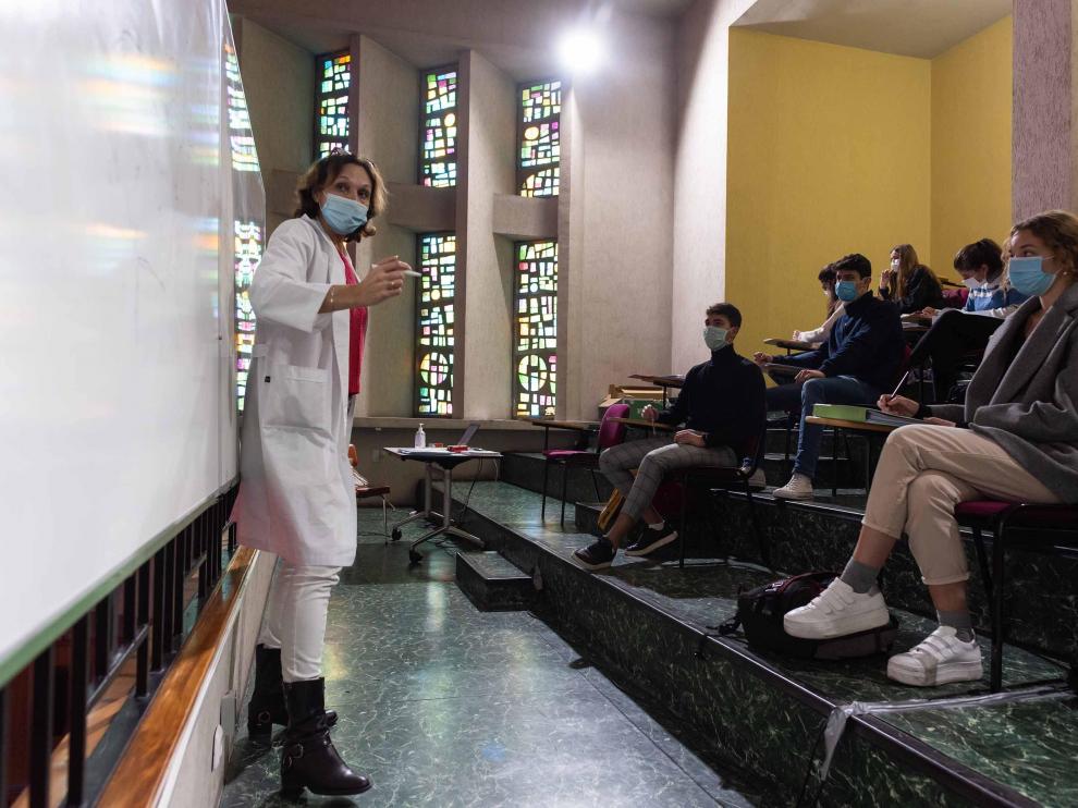 Una profesora del colegio Nuestra Señora del Carmen durante una clase del pasado curso.