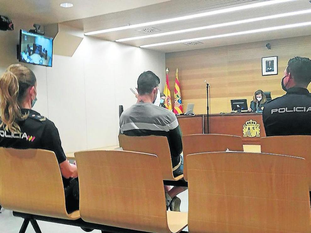 Condenado a tres años y medio por su última agresión en una pensión de Zaragoza. Julián David Gracia fue condenado el pasado julio por la paliza que propinó a su última novia en la pensión Laborra de Las Delicias.