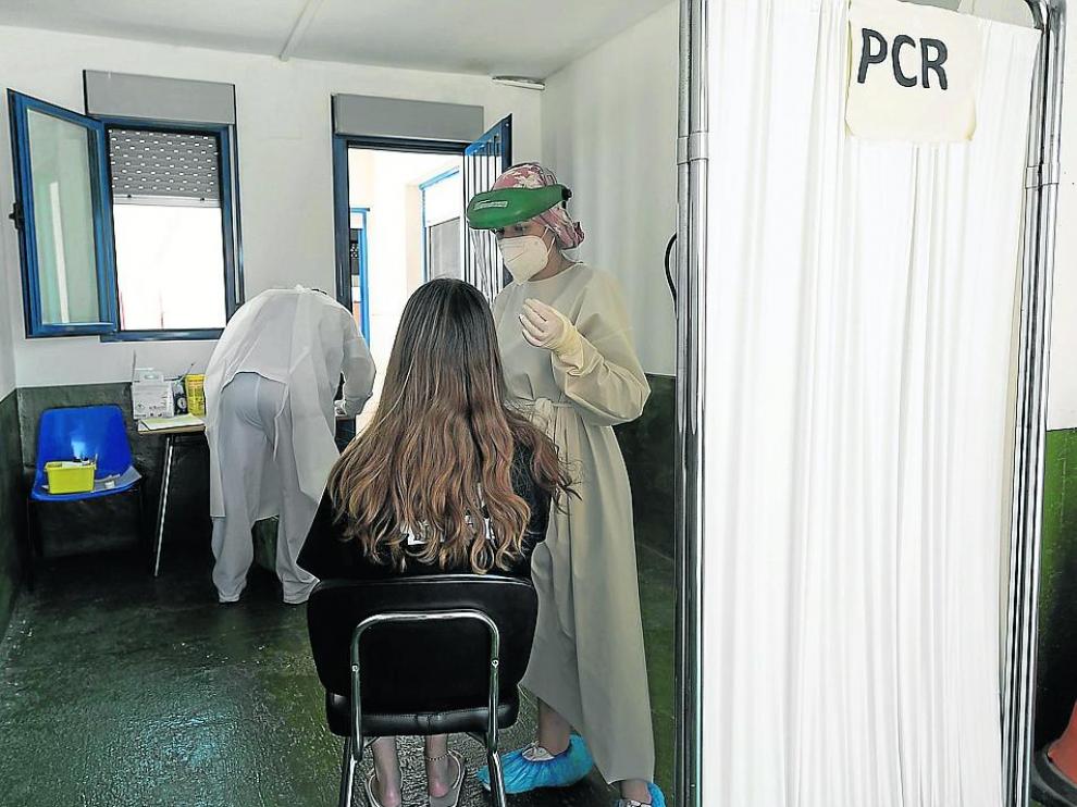 Una joven se somete a una prueba diagnóstica de PCR