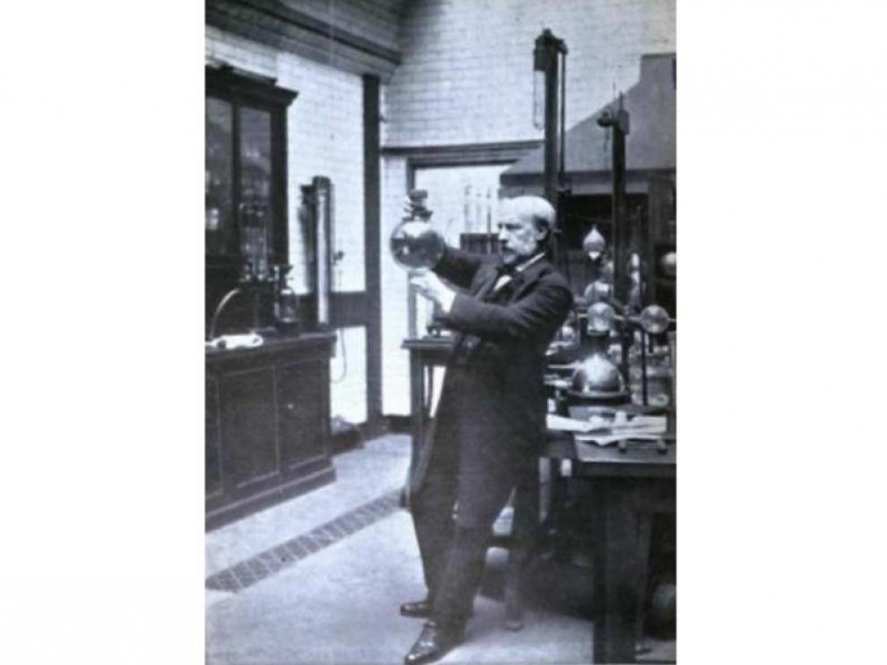James Dewar, trabajando en su laboratorio