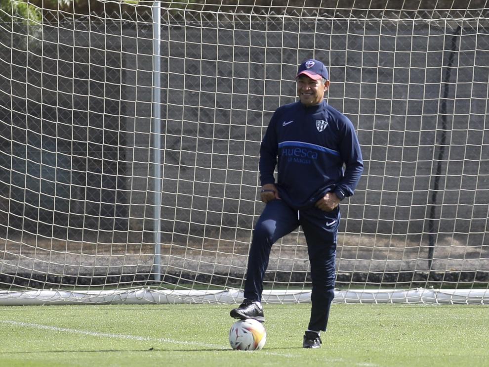 Nacho Ambriz, entrenador de la SD Huesca, durante el entrenamiento de este jueves.