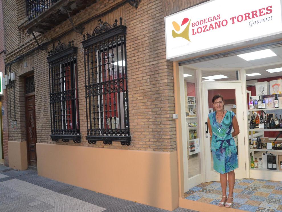 Chus Torres, a la entrada de la tienda, cuya fachada aragonesa está protegida.